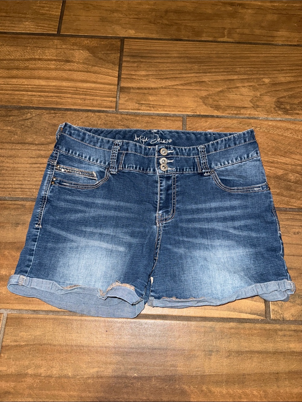 Ariya Jeans Women's Blue Denim Roll-Cuff Shorts